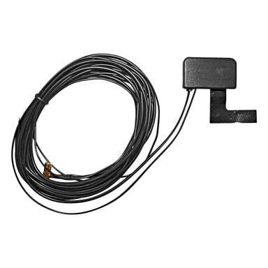 En pent sammenrullet, lang svart kabel kobles til den kompakte rektangulære Connects2 DAB-antenne CT27UV62, som har en rettvinklet forlengelse. To tynne ledninger går fra antennen til hovedkabelen.