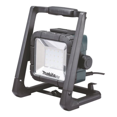Makita DEADML805 Floodlight är en portabel LED-arbetslampa med en hållbar svart ram, ett greppvänligt handtag, klar Makita-märkning, en ansluten strömkabel och flera små LED-lampor framtill.