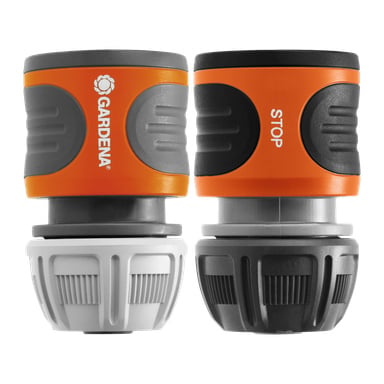 Två Gardena Stop-kontakter plus snabbkontaktskomponenter i orange, grått och svart är placerade upprätt bredvid varandra.