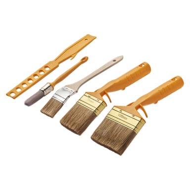 Das Hard Head Brush-Set aus 5 Teilen umfasst vier Pinsel unterschiedlicher Größe mit orangefarbenen und beigefarbenen Griffen und hellbraunen Borsten. Zwei der Pinsel haben Messmarkierungen auf ihren Metallferrulen. Die Verpackung trägt die Beschriftung Hard Head Brush Set 5 Stück.