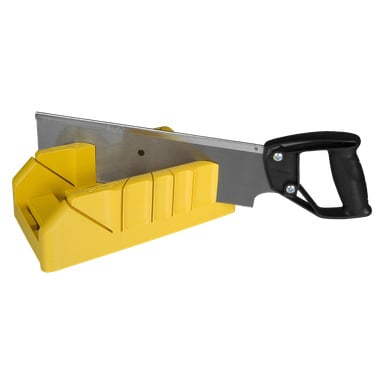 Zestaw skrzynek Stanley Back Saw and Miting Box, przedstawiający żółtą skrzynię z czarną piłą z rękojeścią umieszczoną w jednym ze szczelin prowadnic, zaprojektowaną do precyzyjnych, skośnych cięć w drewnie lub podobnych materiałach.