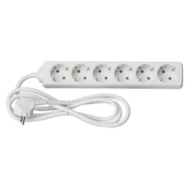 En Anslut grenstripe med seks stikkontakter, en lang integrert ledning og en to-pinners plugg egnet for europeiske stikkontakter vises.