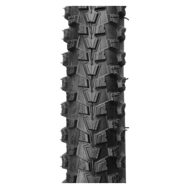 Närbild av ett svart Kayoba-cykeldäck med ett aggressivt V-format mönster optimerat för terräng- eller mountainbike, uppställt vertikalt.
