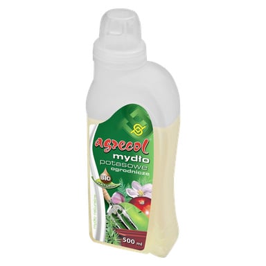 Butelka 500 ml mydła ogrodniczego Agrecol z przezroczystą kapslą. Etykieta zawiera zielone i czerwone akcenty, obrazy roślin, kwiatów, pomidora i narzędzi ogrodniczych, a tekst podkreśla jego biologiczne i naturalne właściwości.