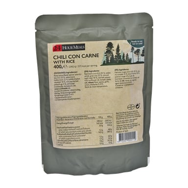 En grå förseglad påse från 24-timmarsmåltider visar etiketten Soft Canned Ready-Made Meals, Chili Con Carne med ris (400g). Designen inkluderar gransilhuetter, en blå bricka med texten "Ready to eat, hot or cold" samt en ingredienslista, näringsinformation och förberedelseanvisningar.