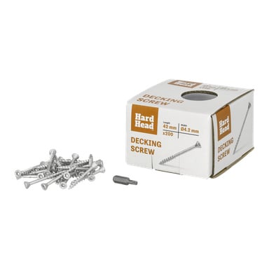 En Hard Head Decking-skruv med 200-pack är placerad bredvid en grupp silverskruvar och en borr. Lådan anger att skruvarna är 42 mm långa, 4,2 mm breda och att det finns totalt 200 stycken.