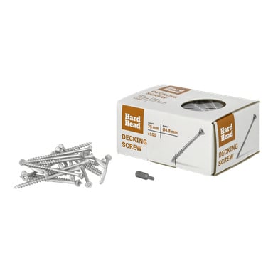 En Hard Head Decking-skruv 100-pack låda står bredvid en samling silverskruvar och en borr. På förpackningen står att skruvarna är 75 mm långa, 4,8 mm breda, och det finns 100 delar inuti.
