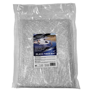Ett förseglat plastpaket märkt Hamron Glass fibermatta, 1 m², visar en fin glasfibermatta inuti. Etiketten innehåller bruksanvisning och en bild på en båt.