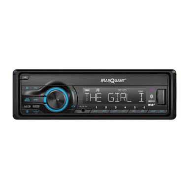 Et svart Marquant bilstereoanlegg med en digital skjerm som viste «THE GIRL I», omgitt av ulike kontrollknapper, en fremtredende volumknapp og avspillingssymboler. Den tilbyr MP3-, AUX- og DAB+-kompatibilitet.