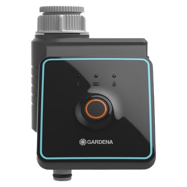 Närbild av en svart Gardena Watering Computer Water Control Bluetooth-enhet, markerad av en orange central knapp, vattendroppe och trådlösa symboler, och markerad i blått. En slangkoppling är monterad högst upp.