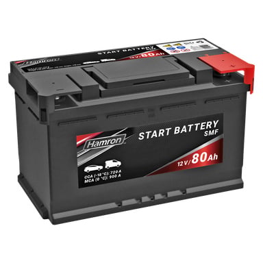 Ett svart Hamron-bilbatteri märkt 12V/80Ah med ett rött lock på pluspolen och en kapacitet på 80 Ah. Olika ikoner och tekniska specifikationer finns på både topp- och framsidan.
