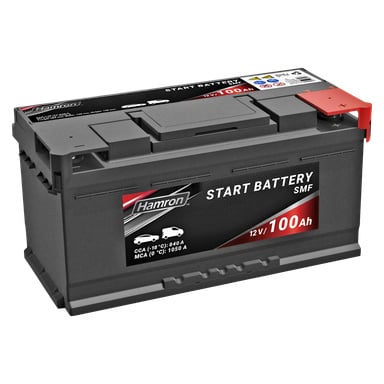 Hamron Car Battery är en svart 12V-enhet med en kapacitet på 100 Ah och röda och silverfärgade detaljer. CCA- och MCA-värden visas på batteriets sida.