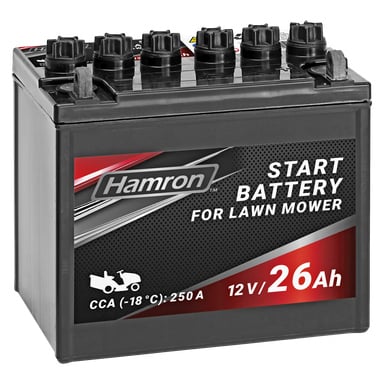 Ett svart Hamron åkklipparbatteri med etiketter som anger 12V, 26Ah kapacitet och en kallstartström på 250A vid -18°C.  Framsidan visar en illustration av en gräsklippare med ett djärvt rött, svart och grått färgschema.