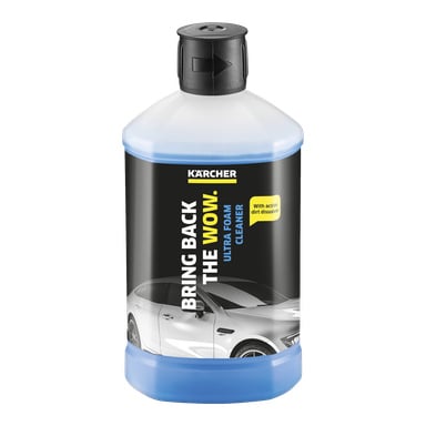 Szampon samochodowy Kärcher 3-w-1 Formula, butelka Plug 'n' Clean zawierająca niebieski płyn do czyszczenia z czarną nakrętką, z napisem BRING BACK THE WOW., ultra foam cleaner oraz With active remove remove (Z aktywnym rozpuszczaczem brudu).