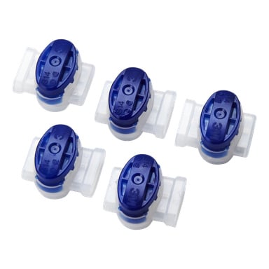 Fem 3M Splic Clips från en fempack är utspridda. Varje kontakt är av blå och vit plast med markeringar på det blå locket.