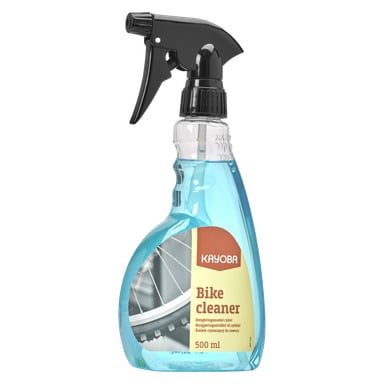 En transparent plastsprayflaska märkt Kayoba Bike Cleaner rymmer 500 ml blå vätska. Etiketten visar en bild av ett cykelhjul och text som identifierar det som en cykelrengöringslösning.