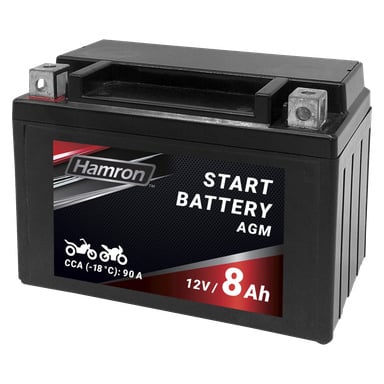 Ett svart, rektangulärt Hamron MC-batteri med exponerade metallterminaler, märkt som ett 12V 8Ah AGM-startbatteri. Etiketten anger CCA (-18°C): 90A och visar motorcykelikoner.
