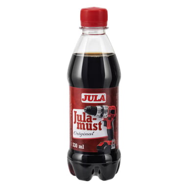En 330 ml plastflaska med Jula-äppeljuice med röd kapsyl. Den röda etiketten visar en sladdlös borrmaskin och Jula-logotypen ovanför produktnamnet. Flaskan är fylld med en mörk vätska.
