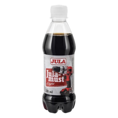 En 330 ml plastflaska med en jula äppeljuiceetikett och en bild på en röd och svart borrmaskin. Flaskan innehåller en mörk, kolsyrad dryck.