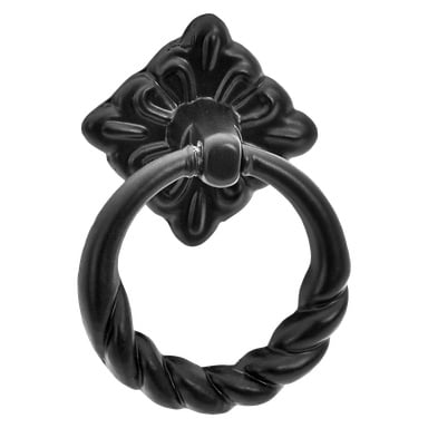 Ett smidesjärnsringhandtag från Hard Head, som visar en vriden metallögla fäst vid en utsmyckad, blomformad bas.