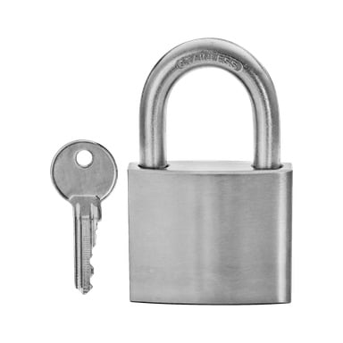 Srebrna kłódka Hard Head z pasującym kluczem umieszczona po lewej stronie. Na szczycie szaty wygrawerowano napis "STAINLESS".