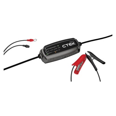 En CTEK CT5 Powersport batteriladdare med indikatorlampor, anslutna kablar med ringterminaler samt röda och svarta alligatorklämmor.