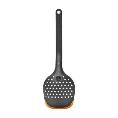 Fiskars Functional Form -rei'itetty kauha, jossa on musta runko, suora kahva, pyöreät viemäriaukot ja oranssi yksityiskohta kahvan päässä.