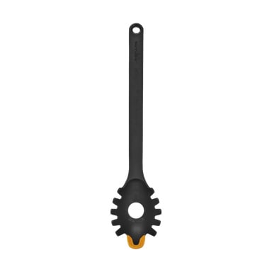 Fiskars Pasta Ladle Functional Form on tyylikäs musta muotoilu, jossa on pitkä kahva, jossa on reikä ripustamista varten. Tarjoilupäässä on leveät hampaat keskellä olevan reiän ympärillä ja sitä korostaa oranssi reuna. Kahvassa on Fiskarsin tuotemerkki.