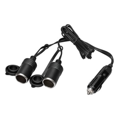 Ein schwarzer Hamron-Adapter für das Auto mit einem einzigen Stecker und zwei schützend abgedeckten Steckdosen, verbunden durch ein schwarzes Kabel. Er ist dafür ausgelegt, mehrere Geräte gleichzeitig während der Reise mit Strom zu versorgen.