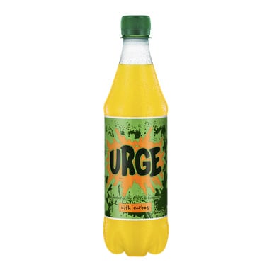 En Coca Cola Urge-brusflaske har en grønn kork og en grønn etikett med livlige oransje splash-mønstre. Ordet «URGE» skiller seg ut med fete svarte bokstaver på etiketten, med «carbos» skrevet med mindre skrift under. Flasken er fylt med en livlig gul-oransje drikk.