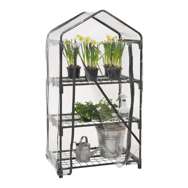 Hard Head Greenhouse Shelf rymmer fyra krukväxter på sina övre hyllor, med en metallvattenkanna, en metallhink och olika trädgårdsredskap organiserade nedanför. Allt är inuti ett genomskinligt plastlock som hålls uppe av en stark svart ram.
