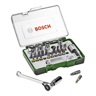 Ett öppet Bosch-paket med 27 bitar och hylsor presenteras i ett grönt och vitt fodral, med en samling skruvmejselbitar, hylsor och en spärrnyckel organiserad inuti. Framför chassit finns två separata bitar och en sockel.