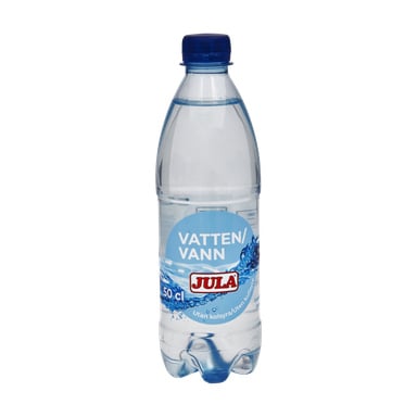 En 50 cl klar plastflaska med stillvatten från Jula-märket, med en blå kork och en etikett tryckt med "VATTEN/VANN", Jula-logotypen och en blå vattensplashgrafik.