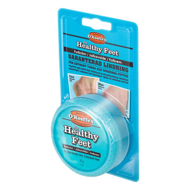 O'Keeffe's Healthy Feet fotkräm kommer i blå förpackning och är avsedd för mycket torra, spruckna fötter. Förpackningen visar före- och efterbilder på fötterna tillsammans med instruktioner för produktanvändning.
