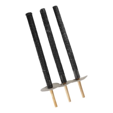 Tre svarta cylindriska fyrverkerier från Menuett Flares 3-pack står upprätt på träpinnar, var och en fäst vid en rund, platt grå bas.