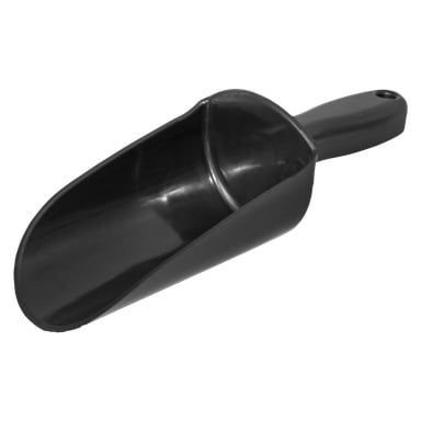 En svart plastscoop med Hard Head med kort handtag visas i en liten vinkel.