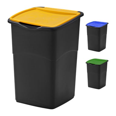 Hard Head Recycling Container 3 Pack sisältää kolme suorakaiteen muotoista mustaa muovilaatikkoa, joissa on korotetut reunat kannessa ja minimalistinen muotoilu. Yhdessä laatikossa on keltainen kansi, toisessa sininen kansi ja kolmannessa vihreä kansi. Kaikki roskikset ovat tyhjiä.