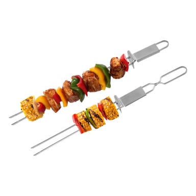 Två metallspett från Burns & Barkles Skewer 4 Pack är fyllda med grillad majs, röd, gul och grön paprika, tillsammans med smakrika brynta köttbitar.