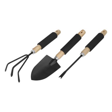 Detta tredelade Hard Head Planting-set innehåller en tre-taggad odlare, en spetsig spade och en gaffelspetsad ogräsrensare. Alla verktyg har trähandtag med svarta grepp.