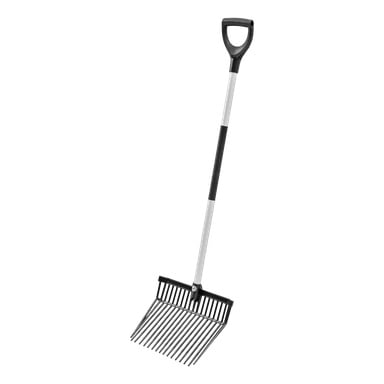 Hard Head Stable-gaffelen er en svart og hvit rake med et D-formet håndtak, langt skaft og brede, jevnt fordelte tenner.