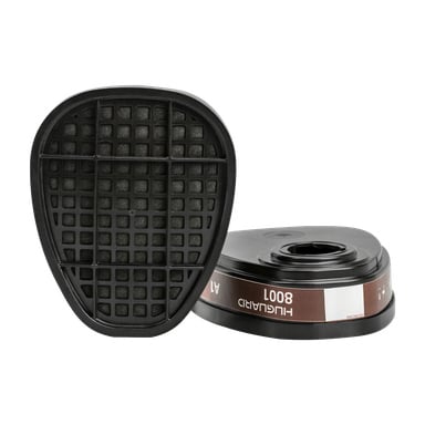 Zwei schwarze, tropfenförmige Bluewear A1 Filter-Atemschutzpatronen aus einem 2er-Pack, jeweils mit einer gitterartigen Oberfläche und brauner Beschriftung. Eine Patrone ist aufrecht positioniert, während die andere flach liegt und ihr Etikett deutlich sichtbar zeigt.