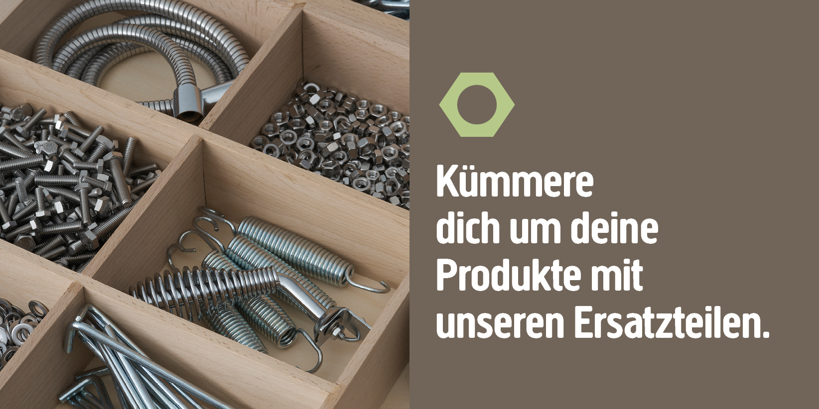 Ein hölzernes Ordnungssystem nimmt Schrauben, Bolzen, Unterlegscheiben und Federn auf. Und daneben: Pflegen Sie Ihre Produkte mit unseren Ersatzteilen.
