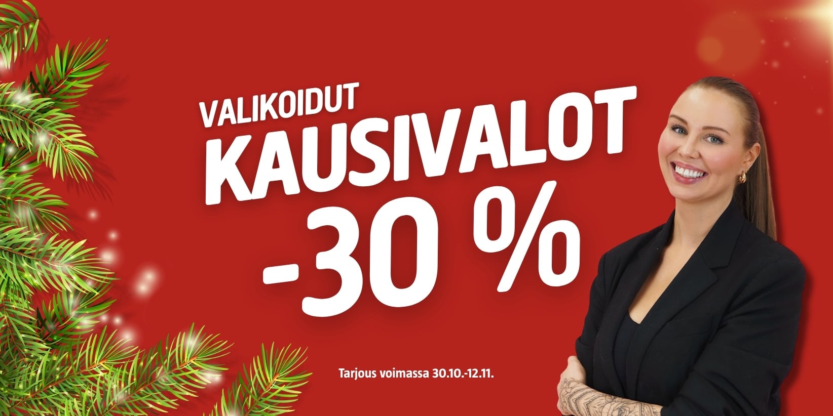 Hymyilevä nainen, jolla on pitkät hiukset ja musta bleiseri, seisoo kädet ristissä männynoksilla koristeltua punaista taustaa vasten. Teksti: VALIKOIDUT KAUSIVALOT -30 %, päivämäärät alla.