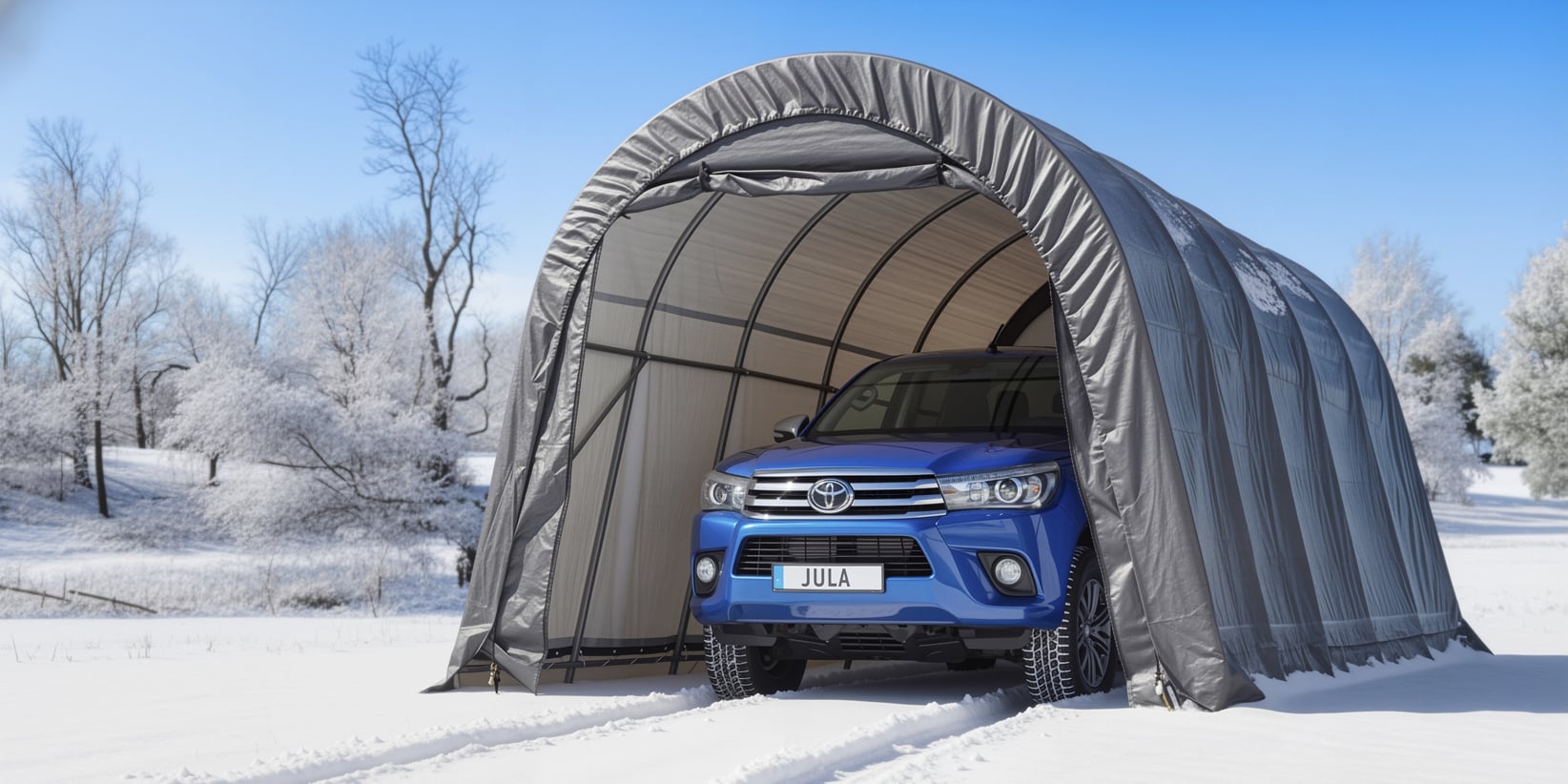En blå Toyota SUV står i et grått stoffbilly på snø, omgitt av frostige nakne trær under en klar blå himmel.