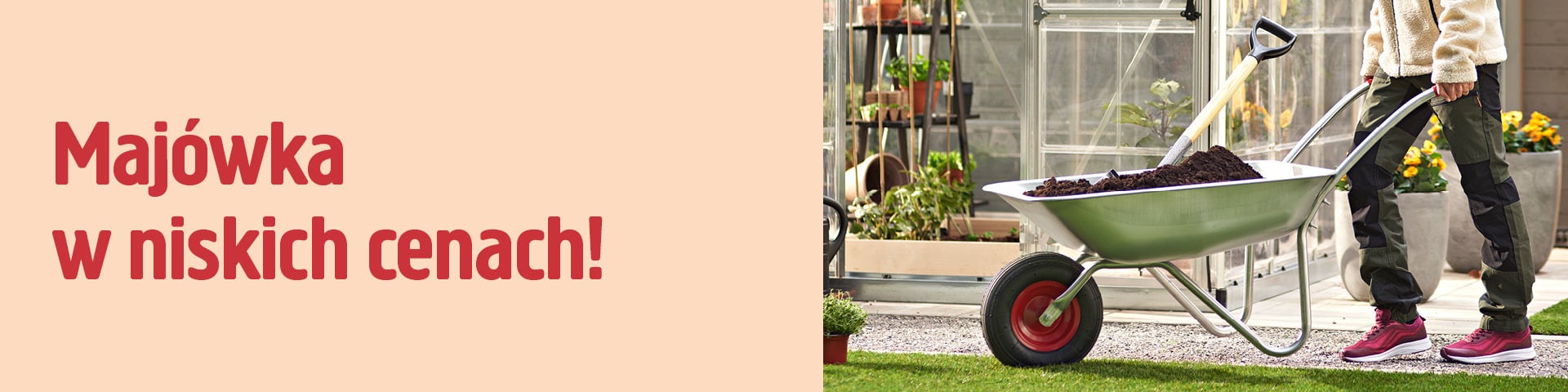 Osoba w ogrodzie pcha taczkę z ziemią, ubrana w jasną kurtkę i ciemne spodnie. Tekst po lewej: Majówka w niskich cenach!.