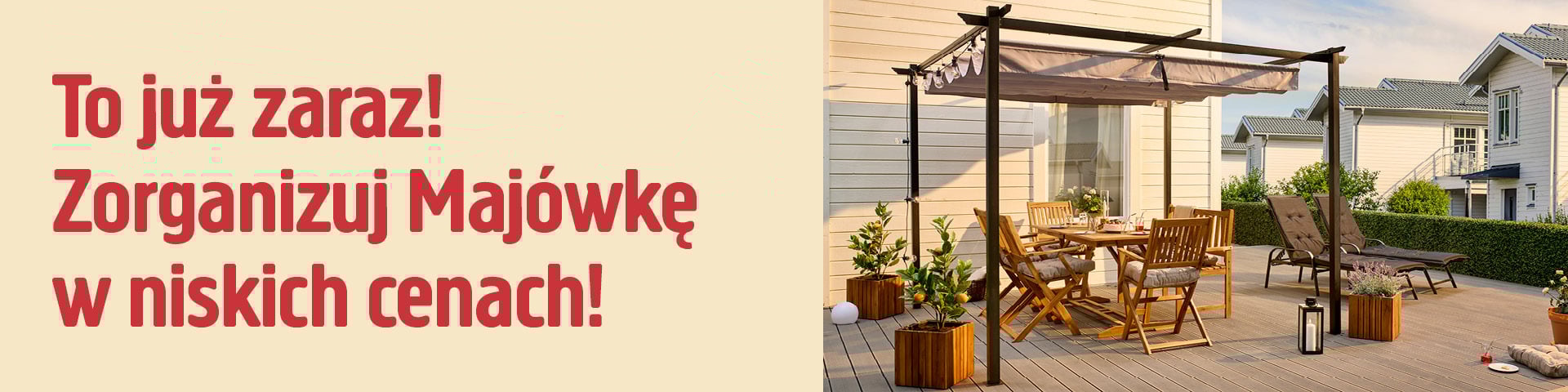 Patio na świeżym powietrzu z drewnianym tarasem, zestawem jadalnym, baldachimem i lampą przy nowoczesnym domu. Tekst po lewej reklamuje budżetowe pikniki majowe.