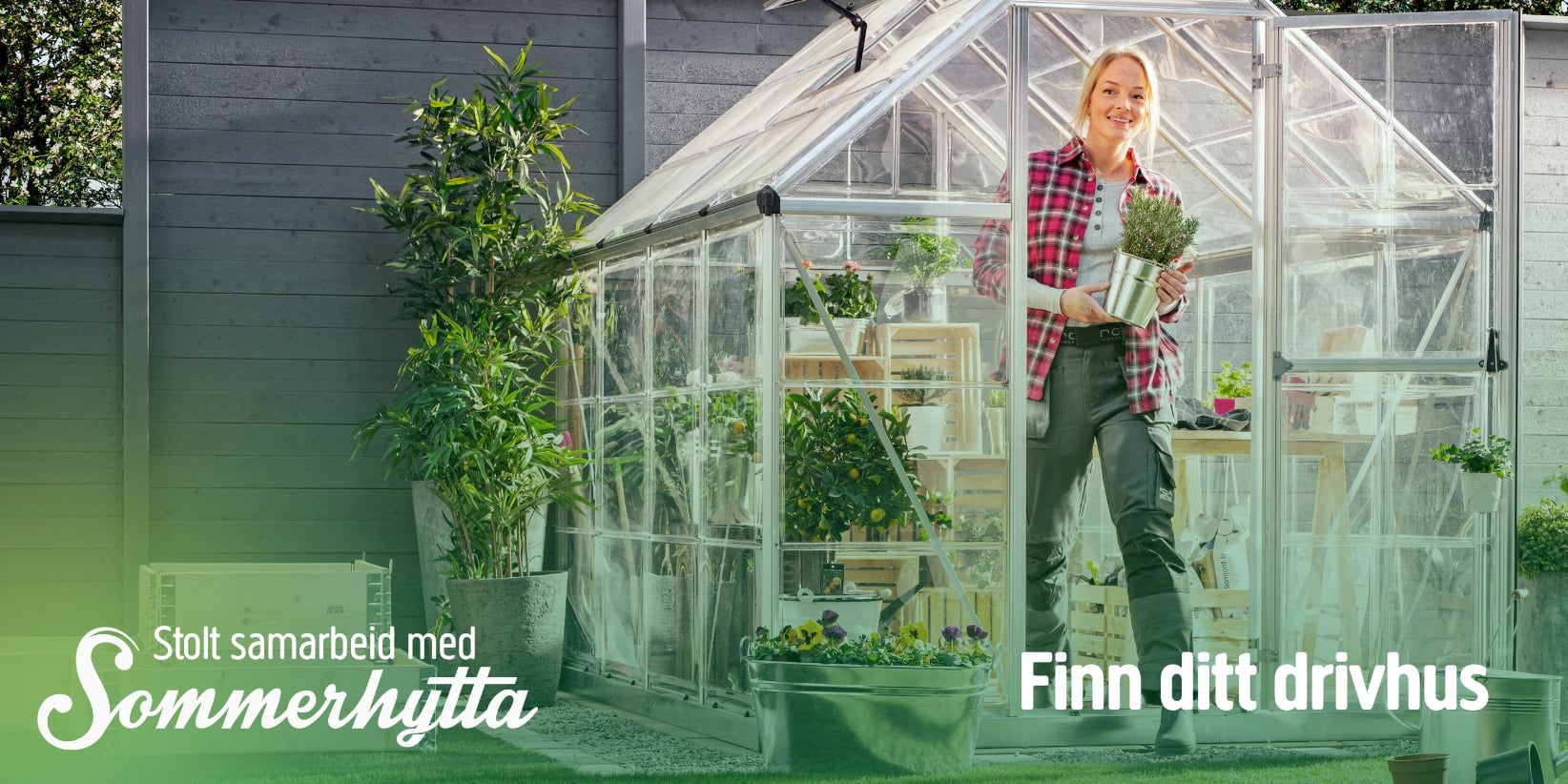 En kvinne står i en drivhusdør av glass og holder en potteplante blant frodige planter og redskaper. Teksten reklamerer for veksthus og et samarbeid med Sommerhytta.