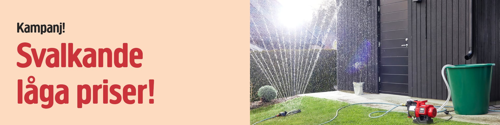En trädgårdssprinkler vattnar en gräsmatta vid ett modernt hus, med en grön balja och en röd vattenpump i närheten; texten till vänster främjar låga priser.