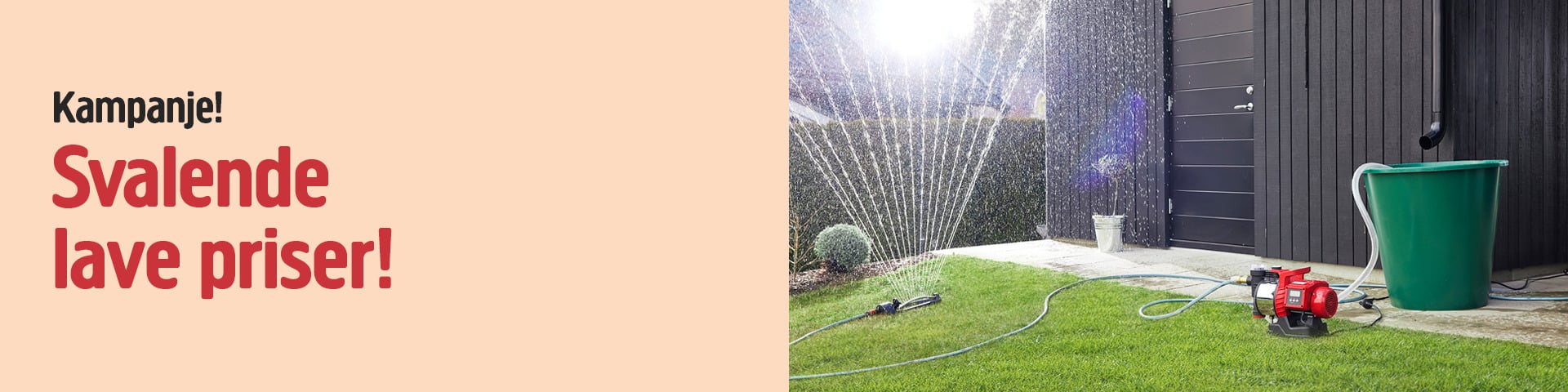 Vann spruter fra en sprinkler i nærheten av et svart skur, en grønn beholder og en rød pumpe. Teksten på venstre side sier Kampanje! Svalende lave priser!.