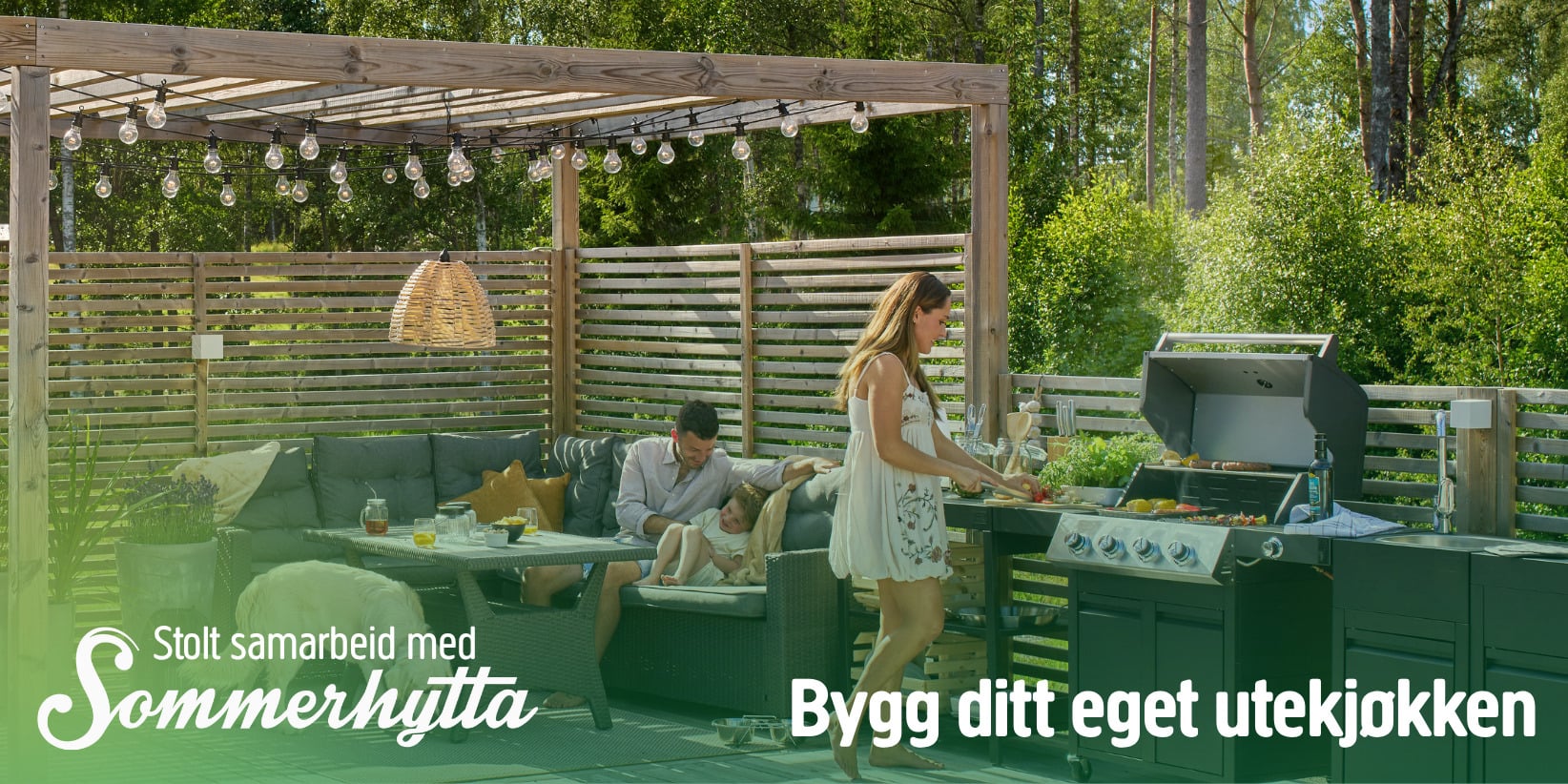 En kvinne griller ved et utekjøkken under en pergola, mens en mann og to barn slapper av i nærheten. Lysslynger og grønne planter dekorerer scenen. Teksten vises nederst.